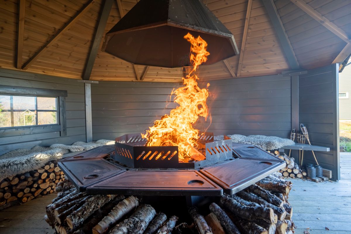 Gapahuk / Shelter 17 m2 Royal med grill og bænke - Buet væg