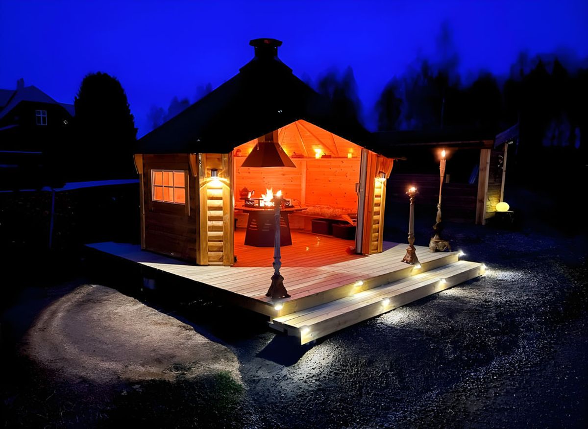Gapahuk / Shelter 10 m2 Royal med grill og bænke - Buet væg