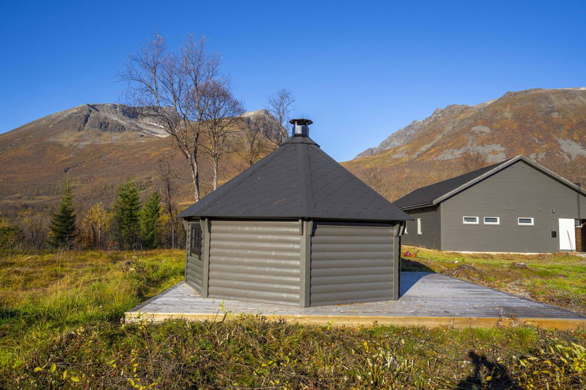 Gapahuk / Shelter 17 m2 Royal med grill og bænke - Buet væg