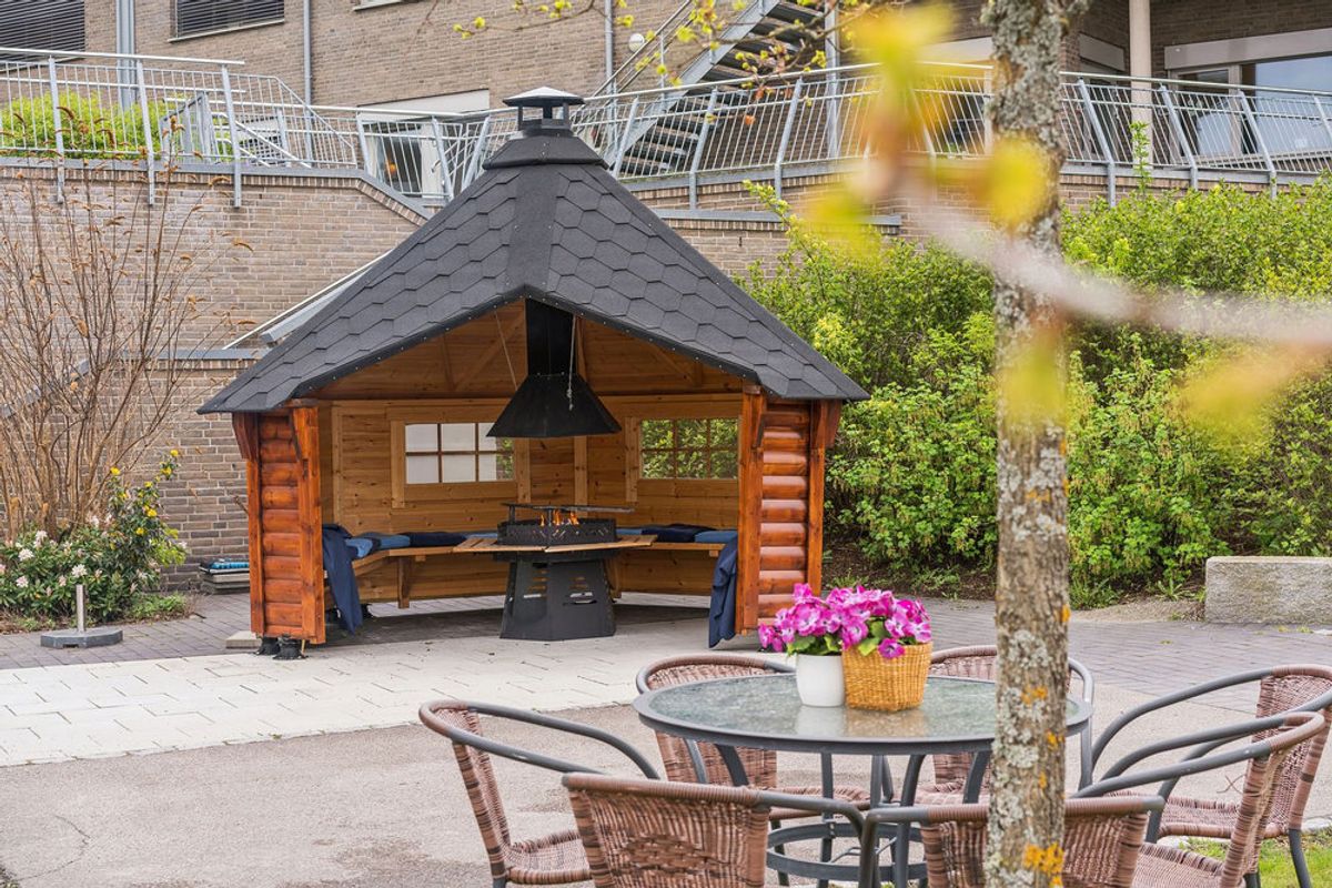 Gapahuk / Shelter 10 m2 Royal med grill og bænke - Buet væg