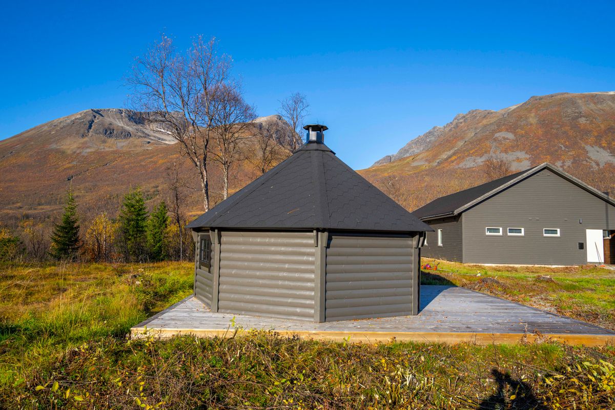 Gapahuk / Shelter 17 m2 Royal med grill og bænke - Buet væg