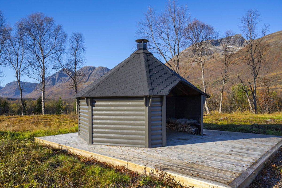Gapahuk / Shelter 17 m2 Royal med grill og bænke - Buet væg
