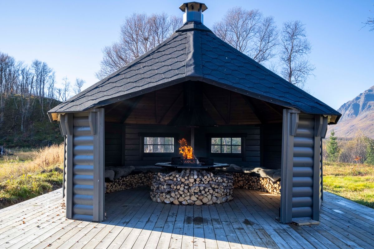 Gapahuk / Shelter 17 m2 Royal med grill og bænke - Buet væg