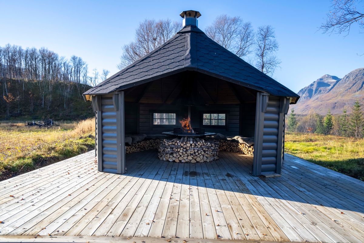 Gapahuk / Shelter 17 m2 Royal med grill og bænke - Buet væg